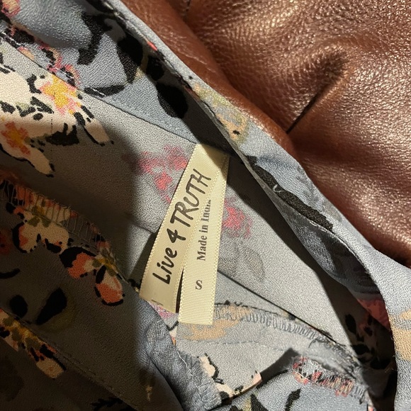 Cold shoulder floral top size small - Picture 5 of 5